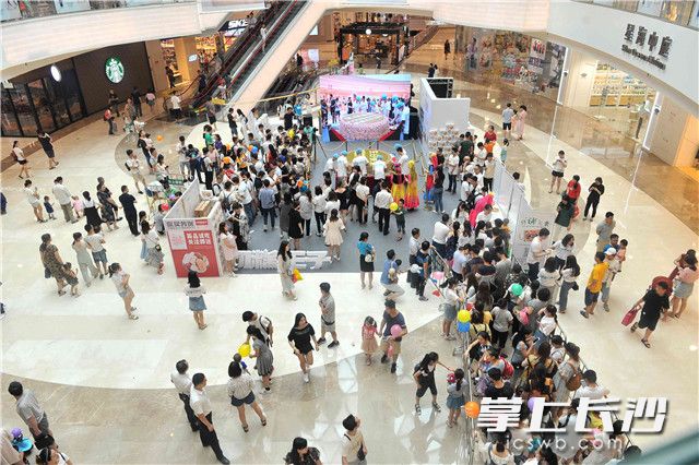 今日,，由“切糕王子”阿迪力創(chuàng)業(yè)團(tuán)隊(duì)精心制作的一個2000公斤重的巨型切糕,，在岳麓區(qū)梅溪湖步步高新天地供長沙市民免費(fèi)品嘗，品嘗活動將持續(xù)到今晚8點(diǎn),。照片均由長沙晚報(bào)記者 賀文兵 攝