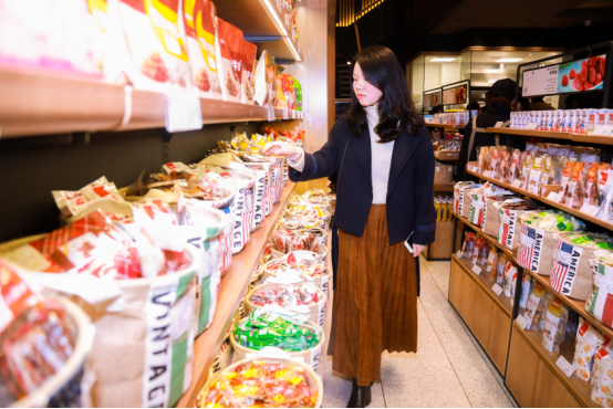 良品鋪子的產品原料來自30多個國家和地區(qū) 良品鋪子的產品原料來自30多個國家和地區(qū)