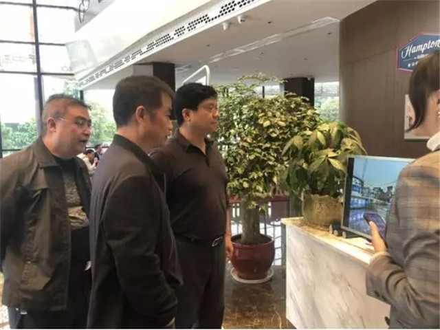 圖為陳剛局長帶領(lǐng)領(lǐng)導(dǎo)班子成員檢查希爾頓酒店創(chuàng)建工作