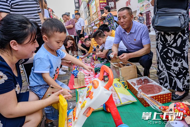 3歲的小浩浩花01元，從劉爺爺手里買了心愛(ài)的學(xué)步車,。
