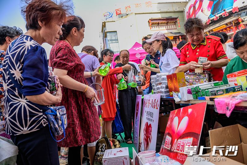 義賣現(xiàn)場(chǎng)很少討價(jià)還價(jià),，賣主隨意，買家大方,。