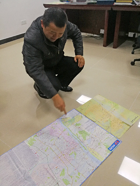 10月23日,，蔣連軍通過對(duì)他收藏的不同時(shí)期地圖對(duì)比，分析改革開放40年長沙城的發(fā)展變遷,。新華社記者段羨菊攝