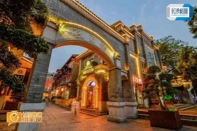 傍晚時(shí)分,，仍有不少游客在縣正街歷史步道感受長沙老城區(qū)的歷史氣息,。