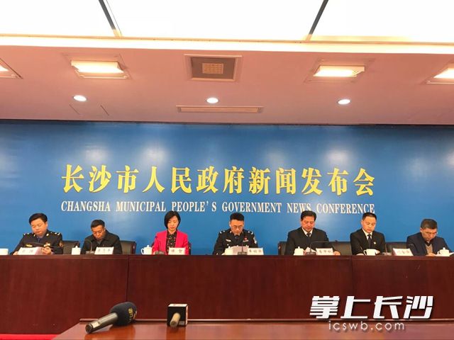 今日,，長(zhǎng)沙市人民政府召開(kāi)“禁限放”工作新聞發(fā)布會(huì)。 長(zhǎng)沙晚報(bào)全媒體記者 聶映榮 攝