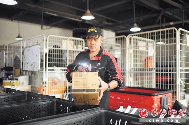 在順豐速運(yùn)三興街營(yíng)業(yè)部，鄧石山在分揀包裹,。  長(zhǎng)沙晚報(bào)全媒體記者 黃啟晴 攝