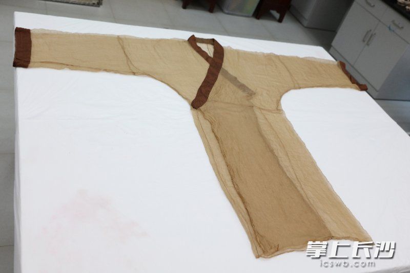 成功仿制出來的素紗單衣。李葉 攝
