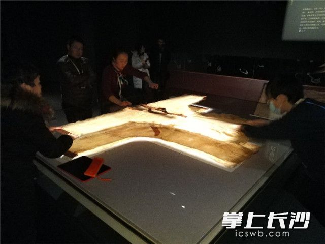 近日仿制成功的素紗單衣與原件進(jìn)行比對,。