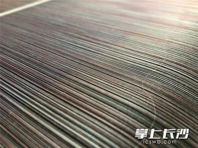 細(xì)密的經(jīng)線用顏色區(qū)分捻向。