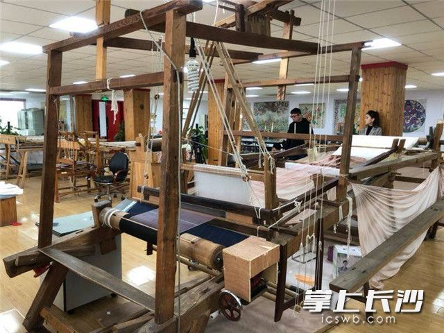為仿制素紗單衣而重新訂制打造的織機(jī)。