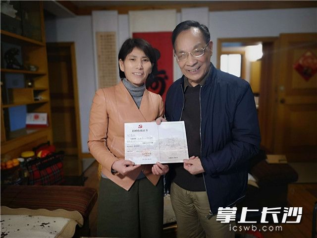 3月26日下午,，高少青老人（右）向長(zhǎng)沙黨史館第二次捐贈(zèng)有關(guān)哥哥高繼青烈士的黨史文物,。長(zhǎng)沙市委黨史研究室副主任李敏（左）向高老頒發(fā)捐贈(zèng)證書,。照片均為長(zhǎng)沙晚報(bào)全媒體記者  黎鐵橋 攝