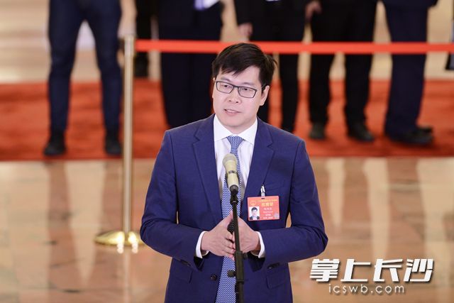 3月8日,，全國人大代表,、58集團CEO姚勁波走上“代表通道”回答記者提問。通訊員 劉隨