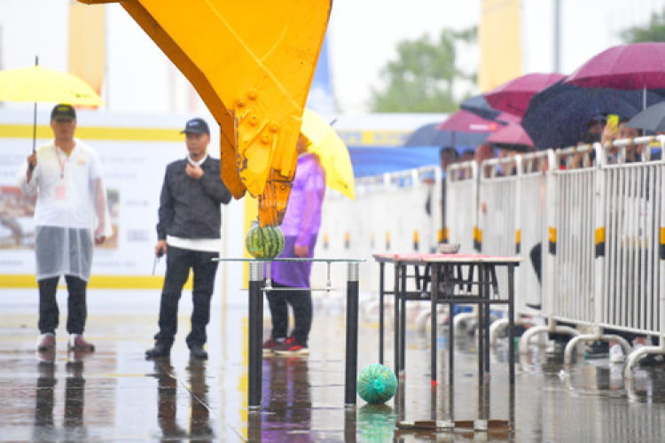 5月16日,，一輛挖掘機(jī)在長(zhǎng)沙國(guó)際工程機(jī)械展覽會(huì)上進(jìn)行“切西瓜”表演。 新華社發(fā)（陳澤國(guó) 攝）
