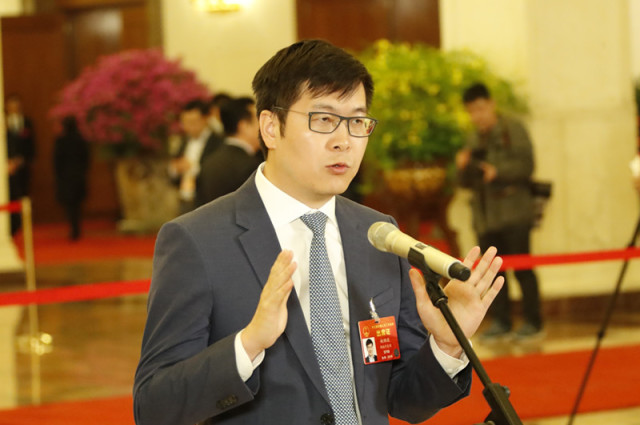 在湘全國人大代表姚勁波亮相“代表通道”。