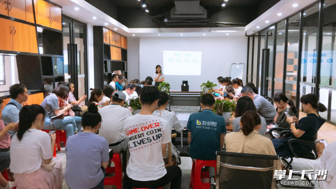 掌上長沙三社之聲編輯為參會通訊員介紹三社之聲的發(fā)稿機制