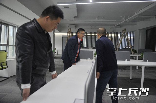 位于中南大學(xué)科技園的公司新址正處于裝修階段,，劉剛正和同事一起移動(dòng)辦公設(shè)備，爭(zhēng)取早日投入使用,。 長(zhǎng)沙晚報(bào)全媒體記者 余劭劼 攝 