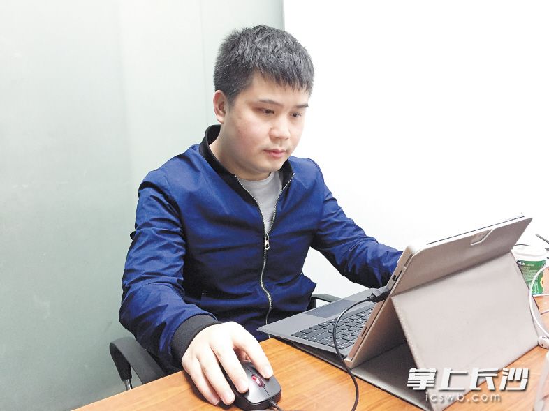 在杭州參加完頒獎(jiǎng)典禮后的程良偉馬不停蹄地投入新的工作中,。　　長(zhǎng)沙晚報(bào)全媒體記者　　舒文 攝