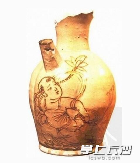 唐代長沙窯出現(xiàn)的持蓮嬰戲圖,，宋代的七夕節(jié),，孩童們紛紛效法持蓮?fù)樱徍纱┙侄?，荷葉肚兜也成為當(dāng)時孩童們的服飾時尚,。