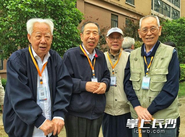 市級(jí)離退休干部們?cè)陂L(zhǎng)沙縣青松老年公寓考察。