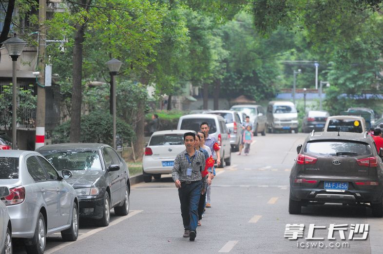 萬名“紅袖章”活躍于芙蓉區(qū)街頭巷尾,，組成嚴(yán)密的群防群控網(wǎng),。