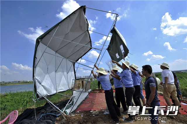 執(zhí)法隊(duì)員拆除違章搭建,。長沙晚報(bào)記者 王志偉 攝