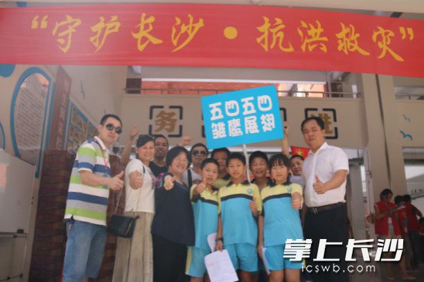家長和師生志愿者來到捐贈點捐贈愛心物資。均為學校供圖