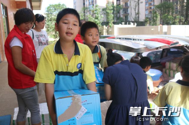 孩子們在搬愛心物資,。
