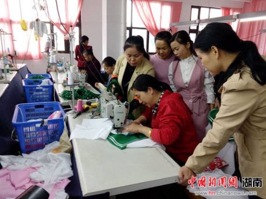 湖南湘繡城集團(tuán)順龍服裝廠工人放棄休息時(shí)間，加班加點(diǎn),，趕制訂單,。