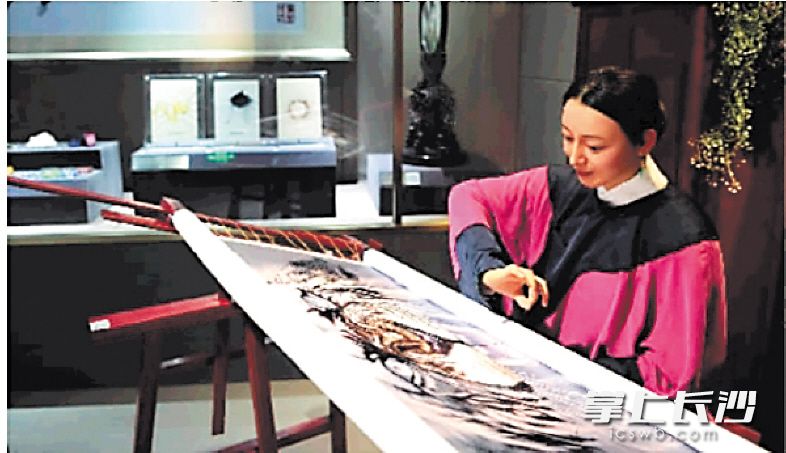 非遺傳承人展示傳統(tǒng)技藝,。