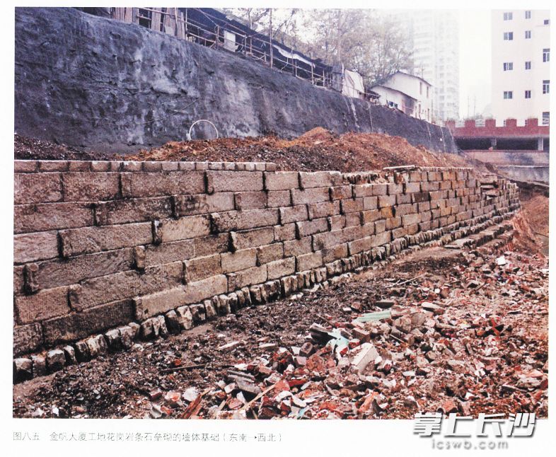 1999年,，八一橋北側(cè)金帆大廈工地經(jīng)考古發(fā)掘出土的明清東城墻花崗巖條石墻體基礎(chǔ)全景,。