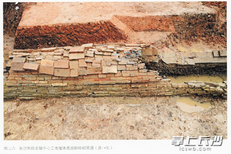 解放西路北側(cè)九龍倉(cāng)長(zhǎng)沙國(guó)際金融中心內(nèi)南北朝時(shí)湘州南城墻下經(jīng)考古發(fā)掘出的磚砌排水管道,。