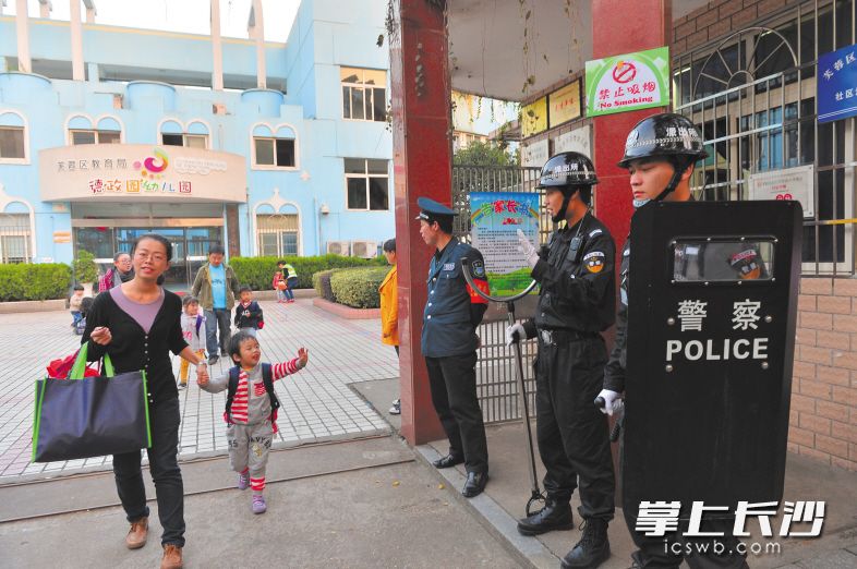 ↑芙蓉區(qū)內(nèi)，由民警輔警組成的護校隊,，成為呵護孩子成長的中堅力量,。