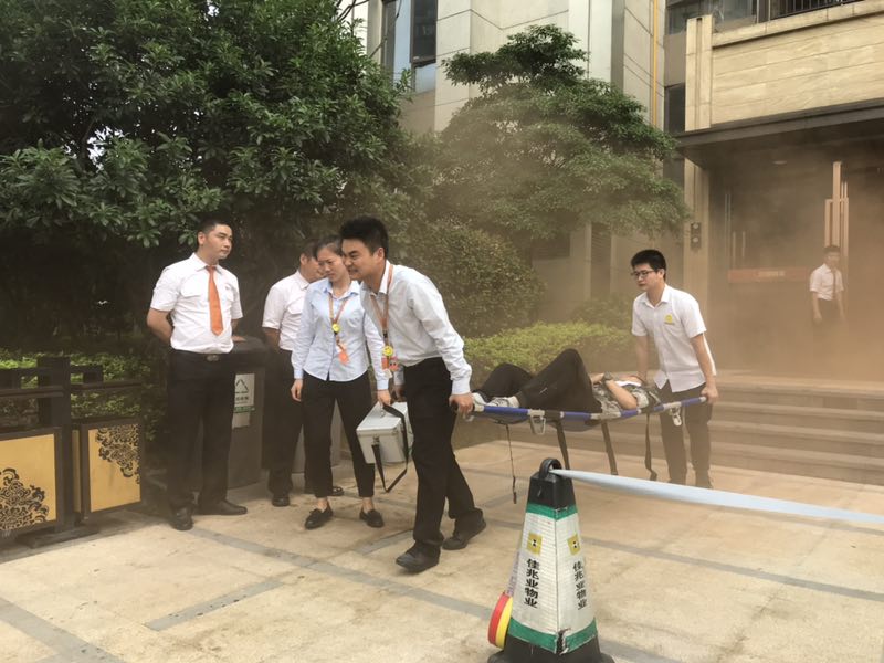 佳兆業(yè)云頂梅溪湖物業(yè)公司安保人員疏散高層“被困”人員,。均為通訊員 柏玉娥 供圖