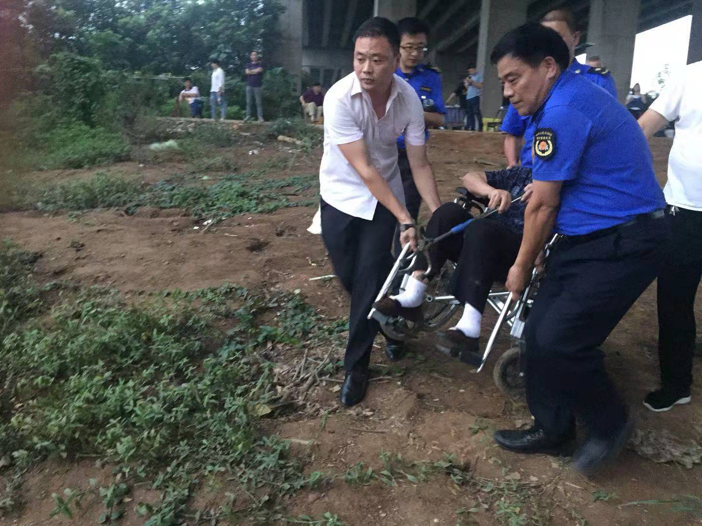 按照“先老弱病殘幼,、后青壯年”的原則,，銅官街道組織洲上群眾有序撤離。均為長(zhǎng)沙晚報(bào)通訊員 嚴(yán)春帆 攝