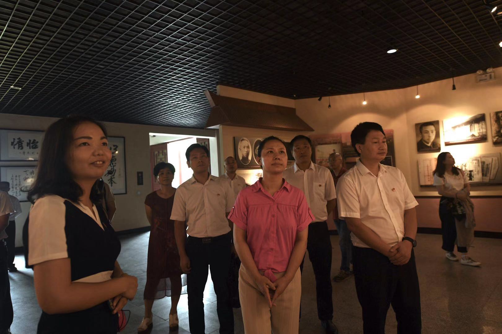 道官沖所在的上洪村,，湘鄂贛蘇維埃政府駐地舊址、毛澤東遇險舊址,、革命烈士李白故居,、王首道故居等紅色旅游景點(diǎn)掩映在青山綠水之中。圖為黨員們在王首道生平事跡陳列室參觀,。