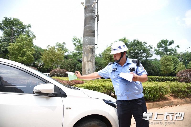 交警趕至現(xiàn)場，對亂停的車輛抄牌,。長沙晚報全媒體記者 劉琦 攝