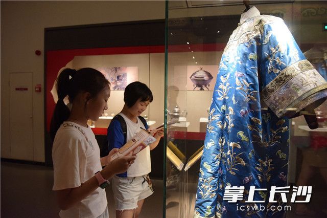 同學(xué)們帶著疑問仔細(xì)觀展,。