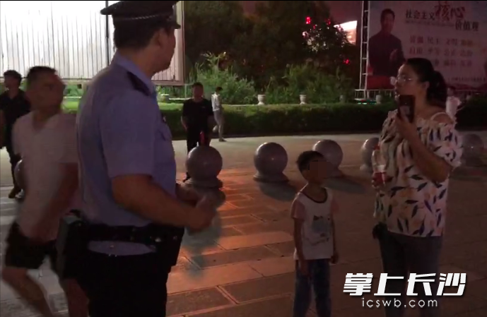 民警將孩子找到后,，送回其母親身邊,。