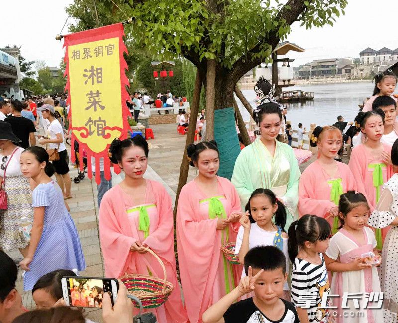 神話(huà)故事里的嫦娥提燈夜游,，非遺館區(qū)游客體驗(yàn)非遺文化的無(wú)窮魅力……照片均為長(zhǎng)沙晚報(bào)全媒體記者 賀文兵 通訊員 葉子君 攝