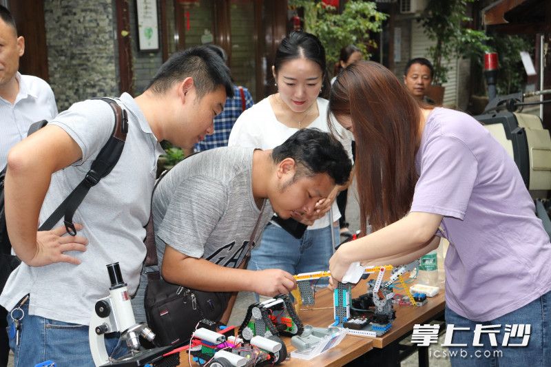 現(xiàn)場琳瑯滿目的科技展品讓市民們大開眼界。