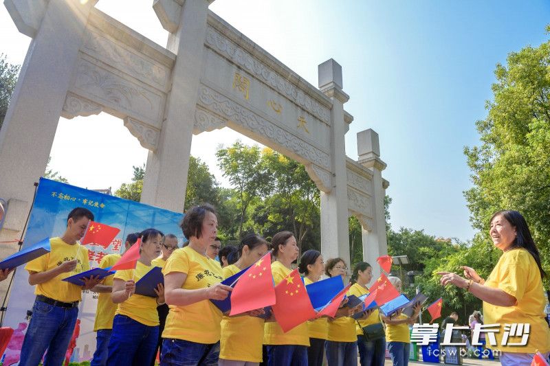天心閣牌樓下,，社區(qū)“廉花合唱團(tuán)”的五老志愿者們?yōu)榇蠹規(guī)?lái)激情洋溢的歌曲《紅袖章之歌》《我和我的祖國(guó)》，把現(xiàn)場(chǎng)的氣氛一下子就調(diào)動(dòng)起來(lái),。