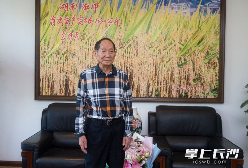 9月20日,，市委宣傳部、市文明辦在全市開展全國道德模范走訪慰問活動,，為全國道德模范袁隆平送上節(jié)日祝福,。照片均為長沙晚報全媒體記者 鄒麟 攝