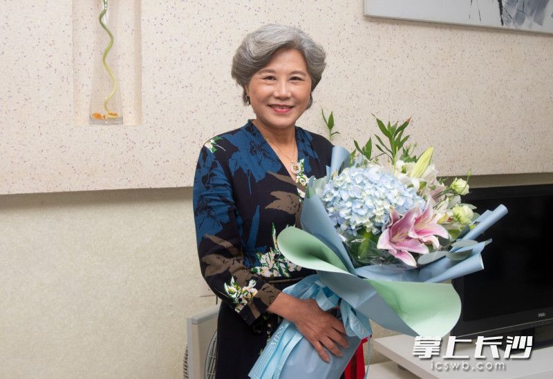 9月20日,，市委宣傳部,、市文明辦在全市開展全國道德模范走訪慰問活動，為全國道德模范任菲莉送上節(jié)日祝福,。
