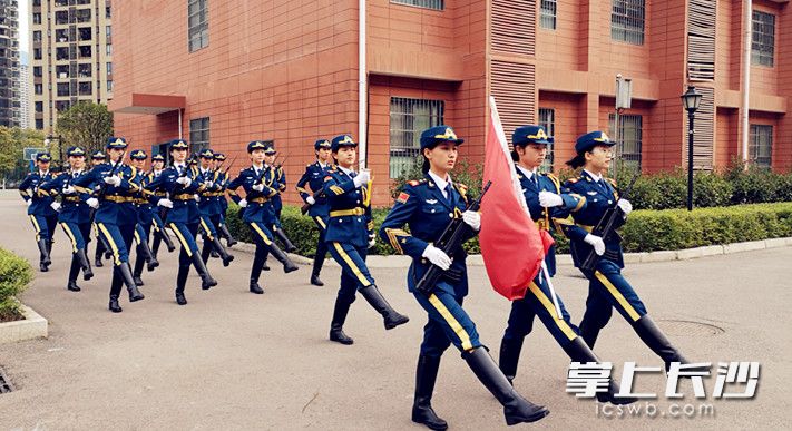 女子國旗護衛(wèi)隊護旗入場,。圖片均由全媒體記者周和平 攝