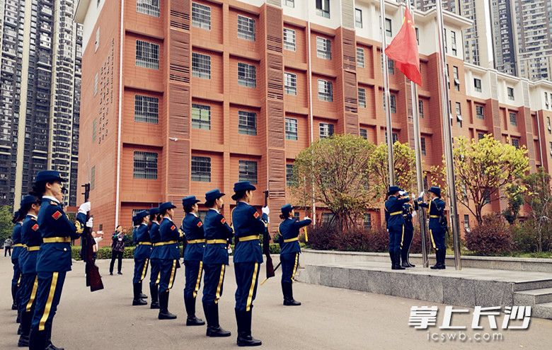 女子國旗護衛(wèi)隊升國旗,。
