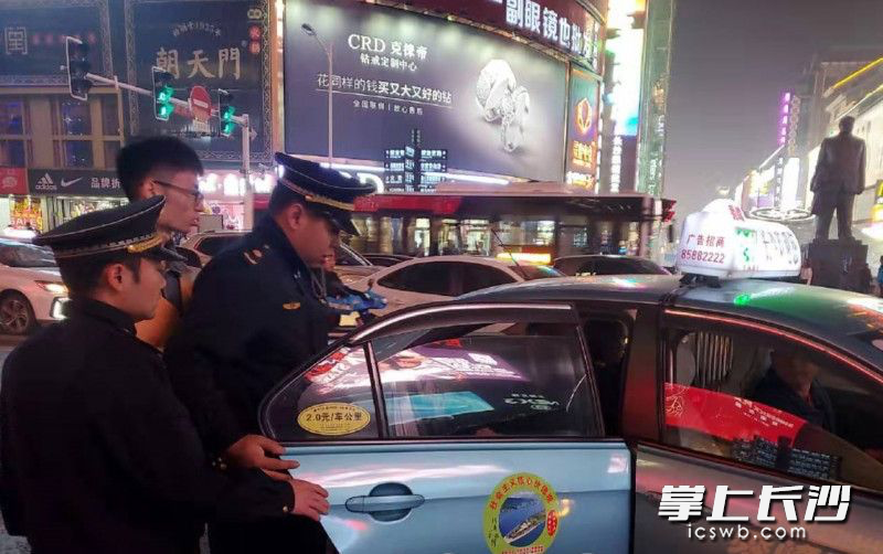 城管隊(duì)員陪同老人前往附近醫(yī)院就醫(yī)。