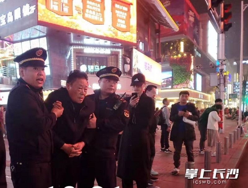 城管隊(duì)員發(fā)現(xiàn)老人身體不對勁,，趕緊攙扶起老人送醫(yī)。