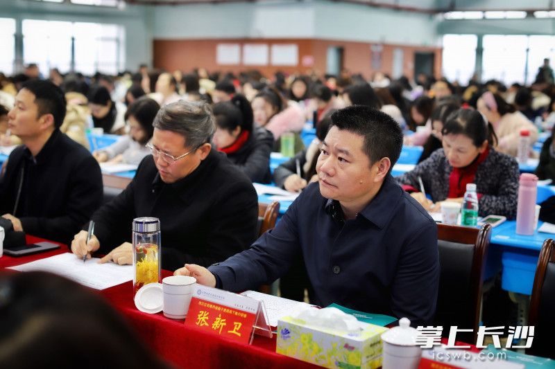 雨花區(qū)教育局黨委書記,、局長張新衛(wèi)也一起參與學(xué)習(xí)。