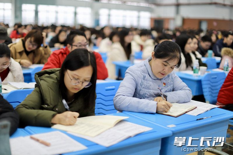 聽課校長老師在做筆記,。