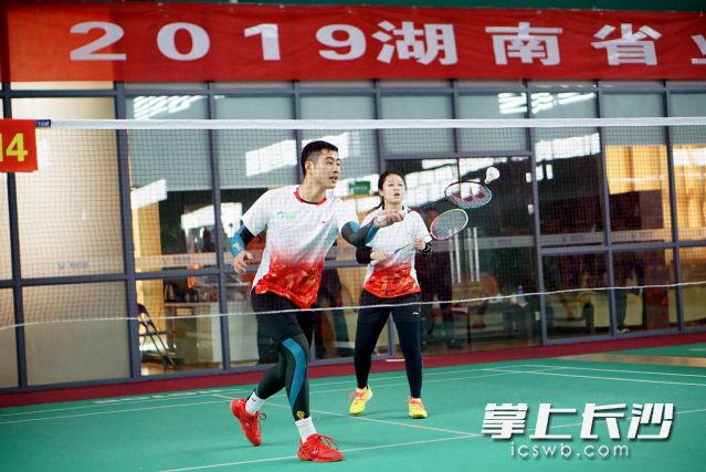 全省民間羽球高手齊聚長沙,，展開網(wǎng)上爭奪,。全媒體記者 寧莎鷗 攝