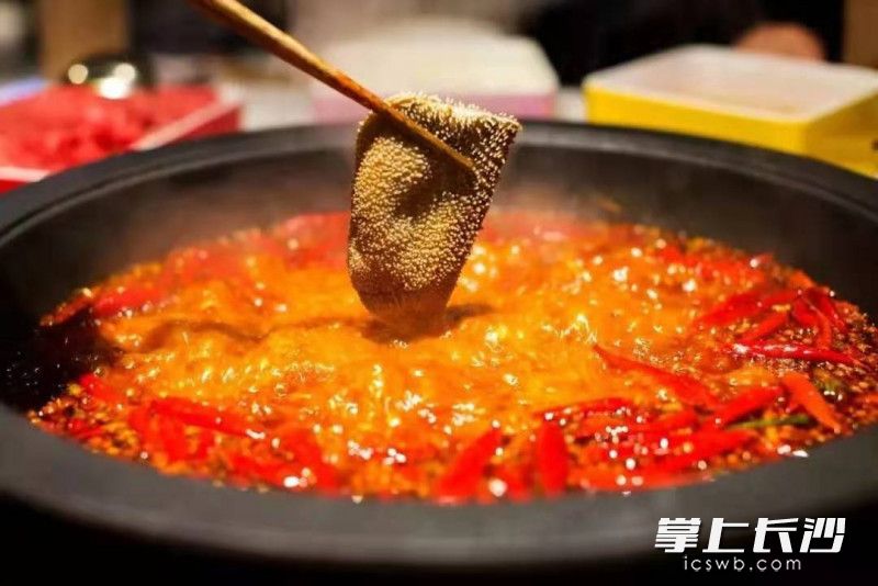 李小莎提醒,，火鍋屬于熱性食物,，吃的時候同時可喝些橙汁之類的果汁以平衡熱性,。